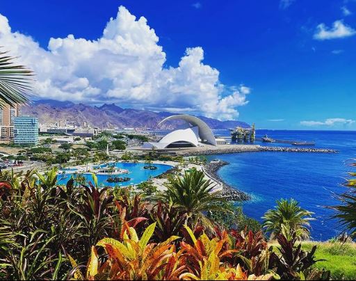 Nubi leggere in una splendida giornata di sole a Tenerife