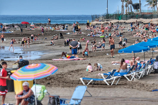 La Settimana Santa riempie le spiagge del sud di Tenerife