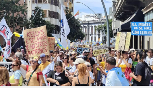 Si torna in piazza per protestare contro il turismo di massa.