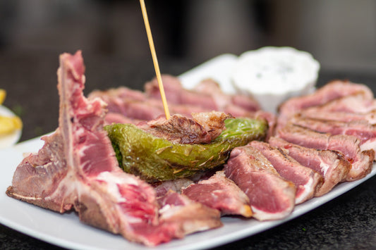 Va al ristorante ordina il menu, mangia di tutto e poi sparisce.