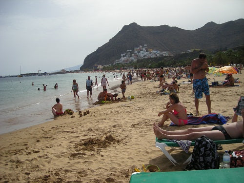 Santa Cruz multerà chi fumerà in spiaggia e chi sputerà per strada
