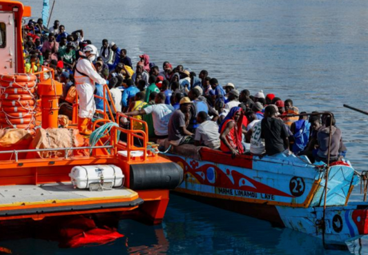 Ieri la più grande imbarcazione di migranti è arrivata a Gran Canaria