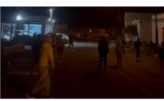 Litigio con "okupas marocchini" che lanciano pietre contro le auto