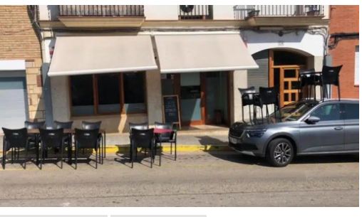 Monta i tavoli su un'auto quando gli occupano il plateatico