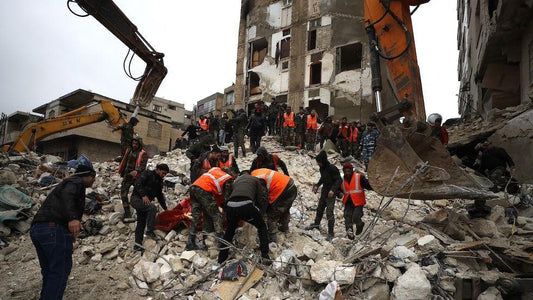 Bomberos spagnoli: “Edifici demoliti prima di recuperare i superstiti”