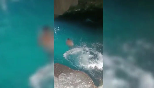 Bagnanti irresponsabili fanno il bagno nel Charco del Tancón