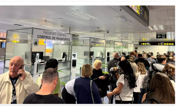 Aeroporto di Tenerife Sud: code smodate anche per controllo passaporti
