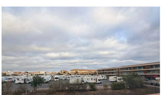 La zona residenziale e turistica di Amarilla Golf invasa da camper