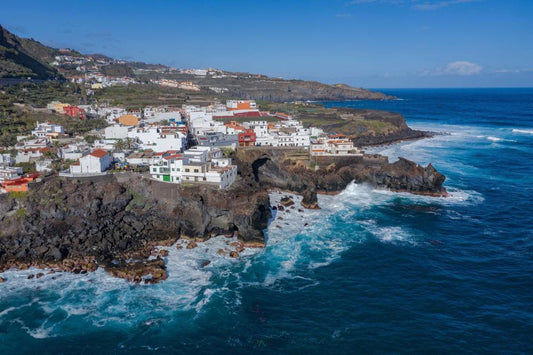 Cieli nuvolosi nel nord delle isole più montuose e vento forte