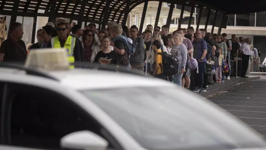 Sono tornate le code all'aeroporto di Tenerife Sud per i turisti in arrivo