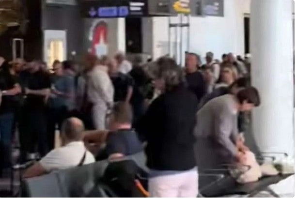 Caos all'aeroporto di Tenerife Sud per i nuovi controlli dei passaporti