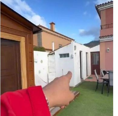 Mai fidarsi delle foto di Airbnb: la sorpresa una coppia a Tenerife