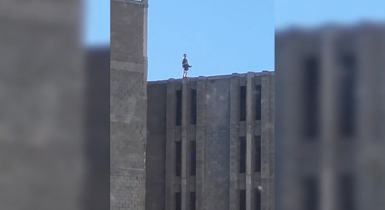 Salva la vita di suo fratello entrato nella mostruosità dell'Hotel Añaza