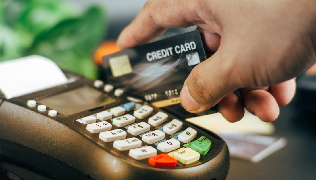 Forse dovremmo dismettere un pò l'uso delle carte di credito