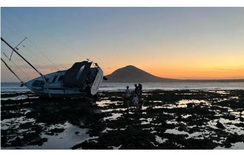 Una barca arenata sorprende gli abitanti di El Médano