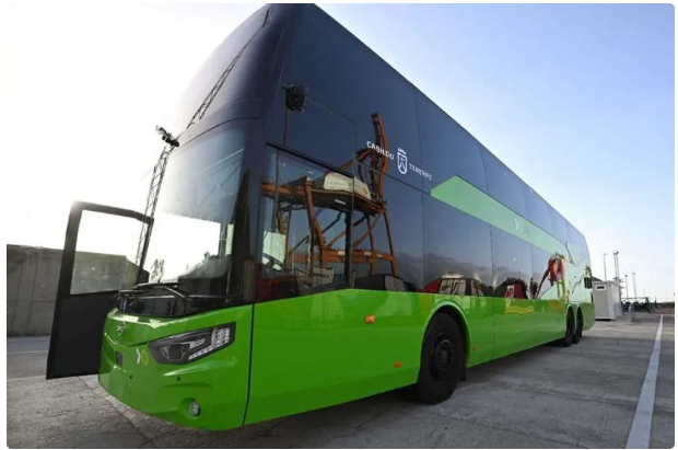 Autobus a 2 piani. “Altro che Big Ben: qui a Tenerife c’è il Teide