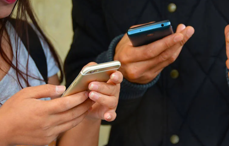 La Spagna vieterà ai minori di 16 anni l'uso dei social media