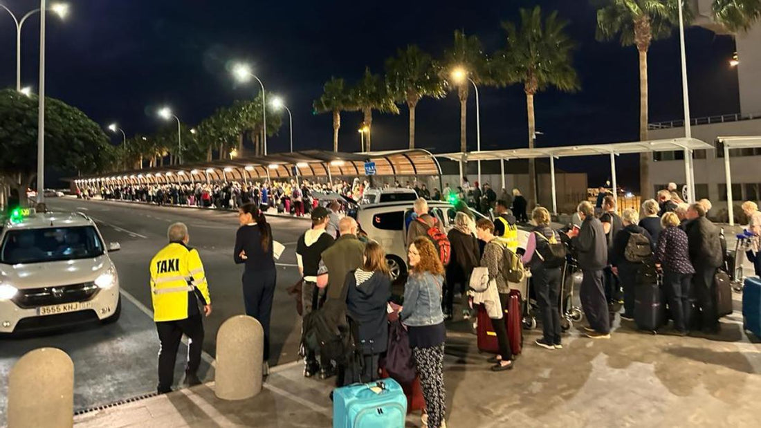 Tornano le code di turisti per un taxi all'aeroporto di Tenerife Sud
