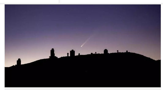 I cieli delle Canarie ricevono per l ultima volta la cometa del secolo