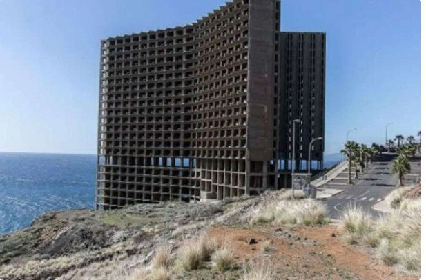 Una ragazza di 13 anni muore in un hotel abbandonato a Tenerife
