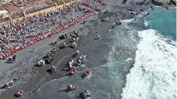 Migliaia a festeggiare San Sebastián  lungo la spiaggia di La Enramada.