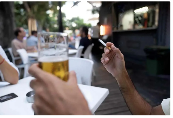 L'impatto sul turismo: gli imprenditori temono le nuove leggi sul fumo
