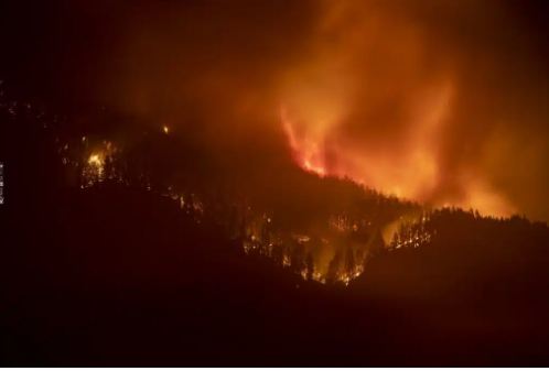 L'incendio a Tenerife vive una notte "migliore del previsto".