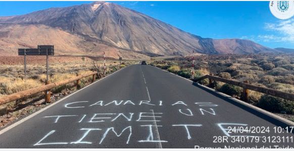 Il Cabildo rimuove i graffiti nel Parco Nazionale del Teide