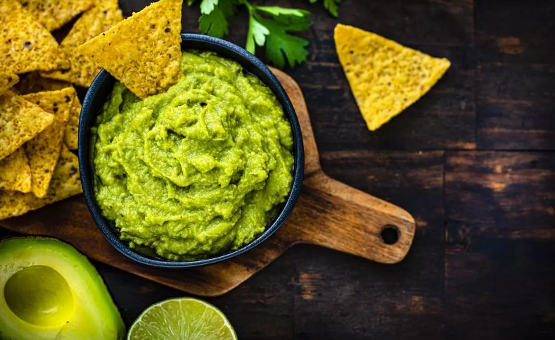 Come fare un guacamole che vi porterà direttamente in Messico