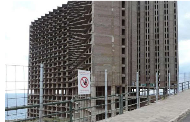 La burocrazia impedisce la demolizione dell'hotel mortale di Tenerife