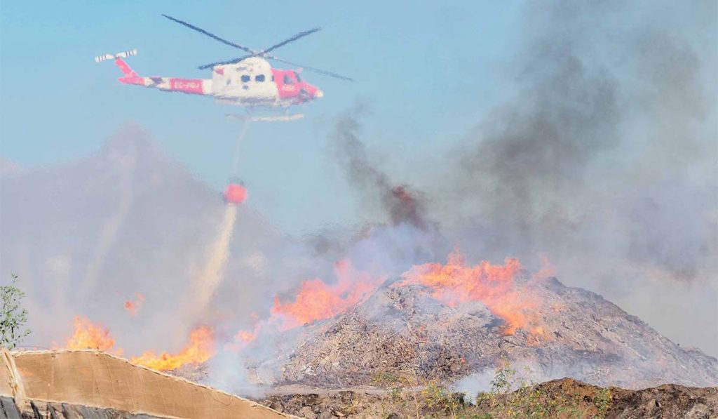 Bruciano le 100mila tonnellate di compost nel Parque la Reina