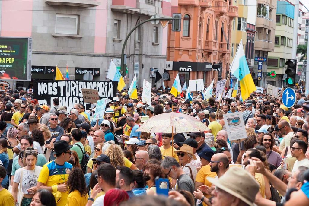 In strada a Santa Cruz de Tenerife:Le Isole Canarie hanno un limite