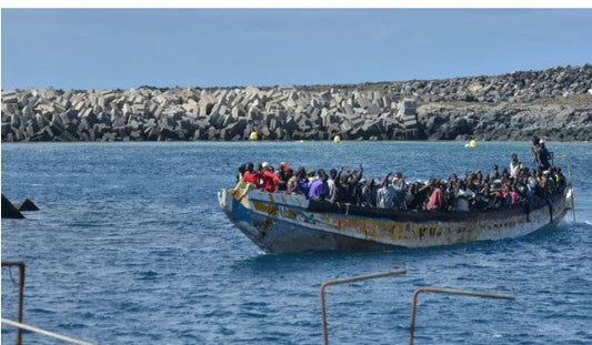 Ieri salvati altri 403 migranti su due canoe al largo di El Hierro