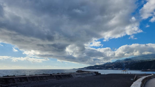 Ancora cielo nuvoloso a macchia di leopardo oggi a Tenerife