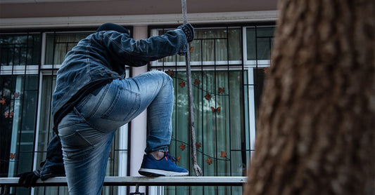 Tagliare l'elettricità e l'acqua agli okupas non sarà più un reato