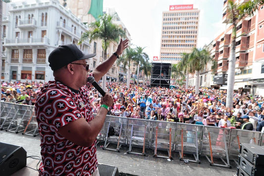 Famiglie in festa al primo Carnevale diurno in strada di Santa Cruz