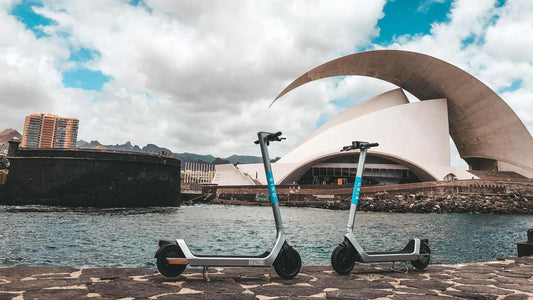 Parigi vieta i monopattini elettrici, Santa Cruz ne appalta 1292