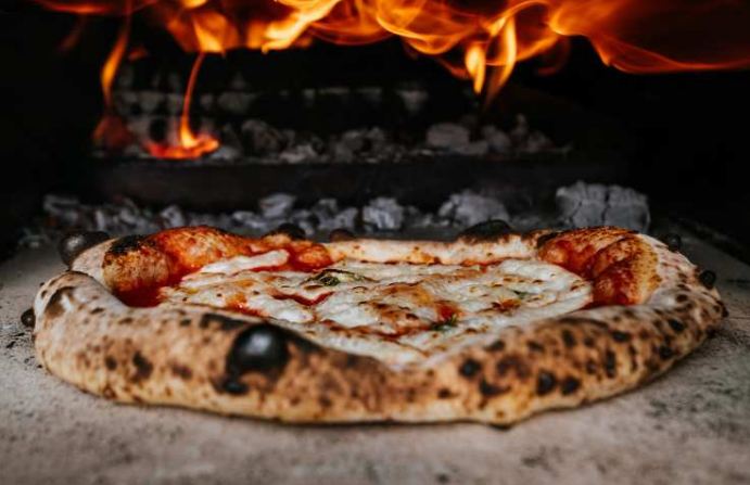 Mangiare la pizza bruciata fa davvero male? Sentiamo le novità