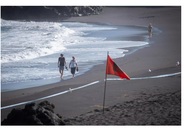 Chiusure spiagge a Tenerife per fuoriuscite, un flusso continuo
