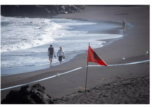 Chiusure spiagge a Tenerife per fuoriuscite, un flusso continuo