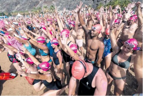 Las Teresitas si è tinta di rosa per la lotta contro il cancro al seno
