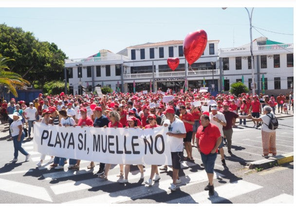 Si manifesta per le strade di Los Cristianos: "Spiaggia sì, molo no"