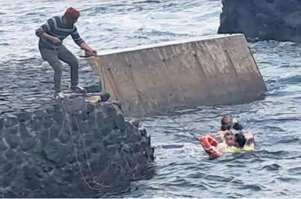 Dramma della disperazione: uomo tenta il suicidio gettandosi in mare