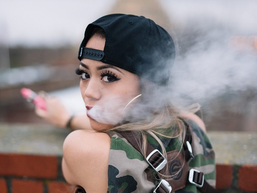 Tenerife chiede il divieto di energy drink e svapo ai minori di 16 anni