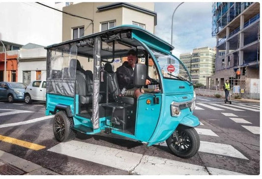Scoppia la guerra tra i tuk-tuk e i tassisti a Tenerife sciopero a Natale
