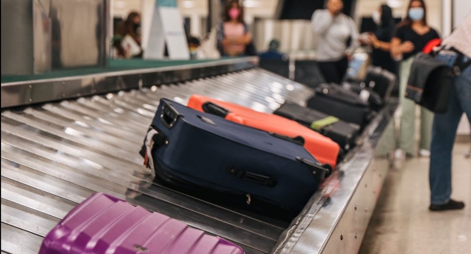 Ryanair sconsiglia ai clienti di usare valigie nere: il motivo