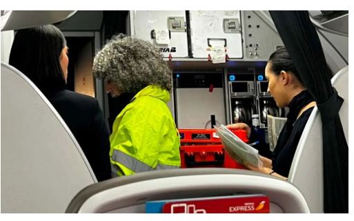 Nuova odissea per un volo per Tenerife: scazzottata e un infarto